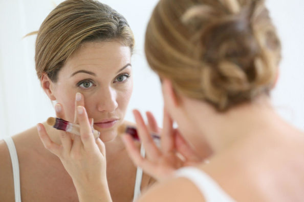 Kobieta zajmująca się pielęgnacją skóry wokół oczu